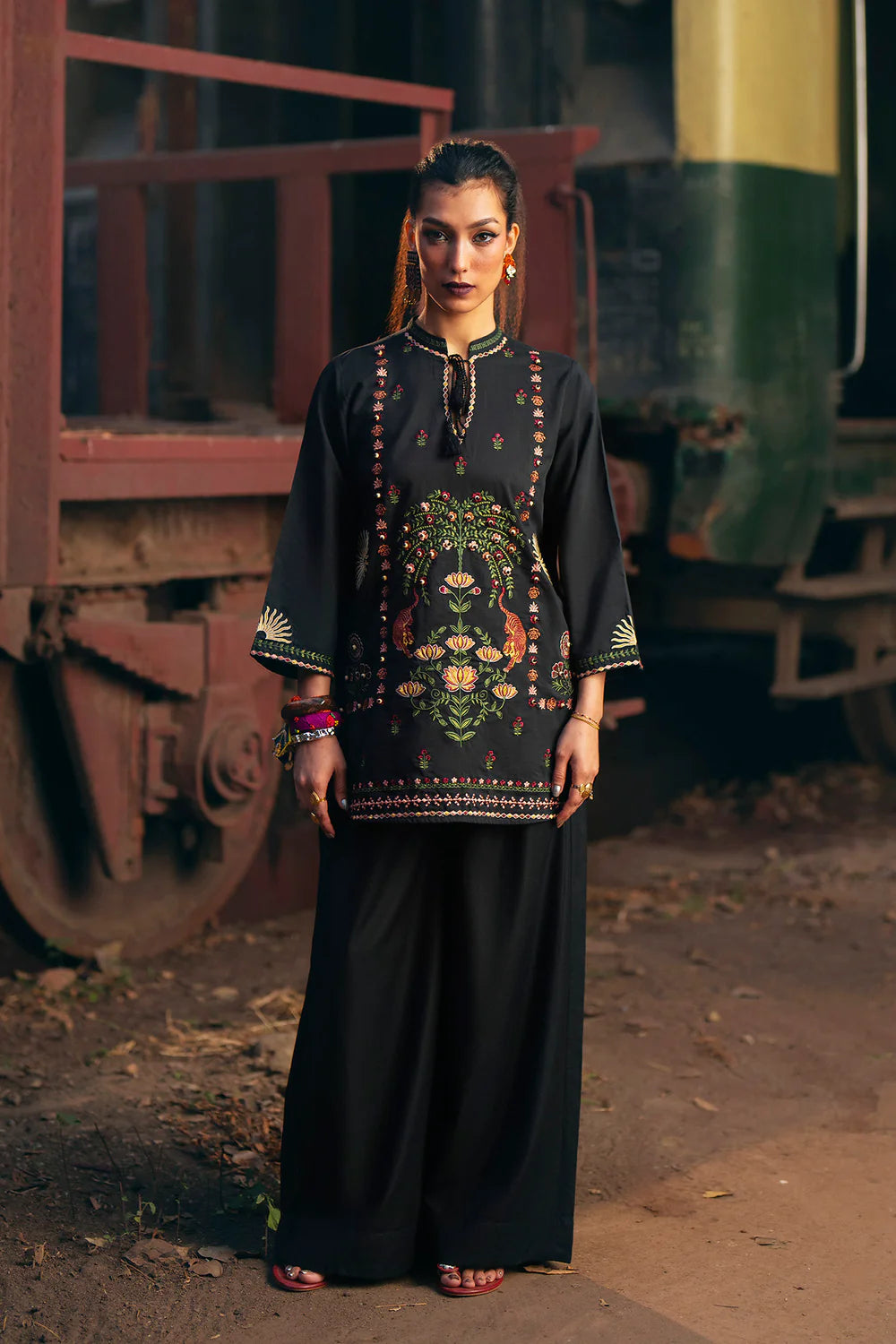 JET BLACK | E0737/119/902 | Boho Look Book | Ethnc