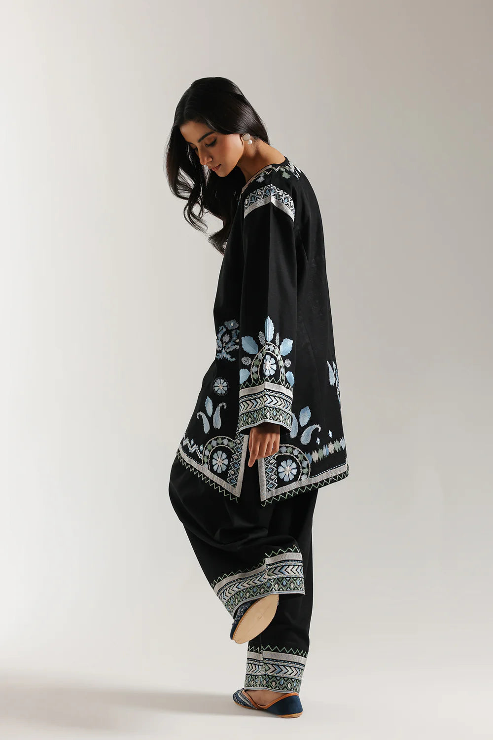 JET BLACK | E3707/103/902 | Rozana collection 25' - Drop 03 | Ethnc