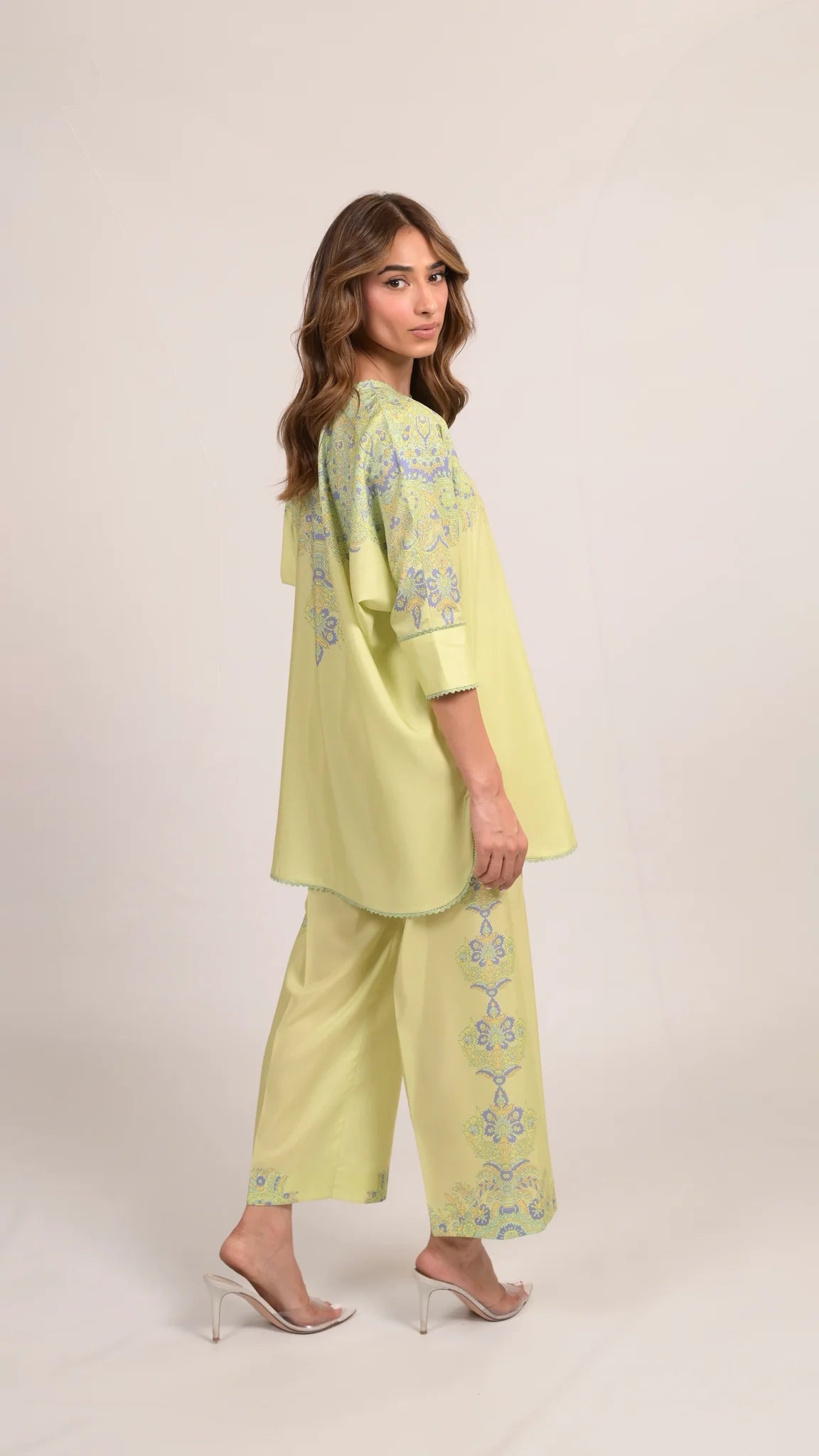 Kiyana B | BARAÉ KHANOM