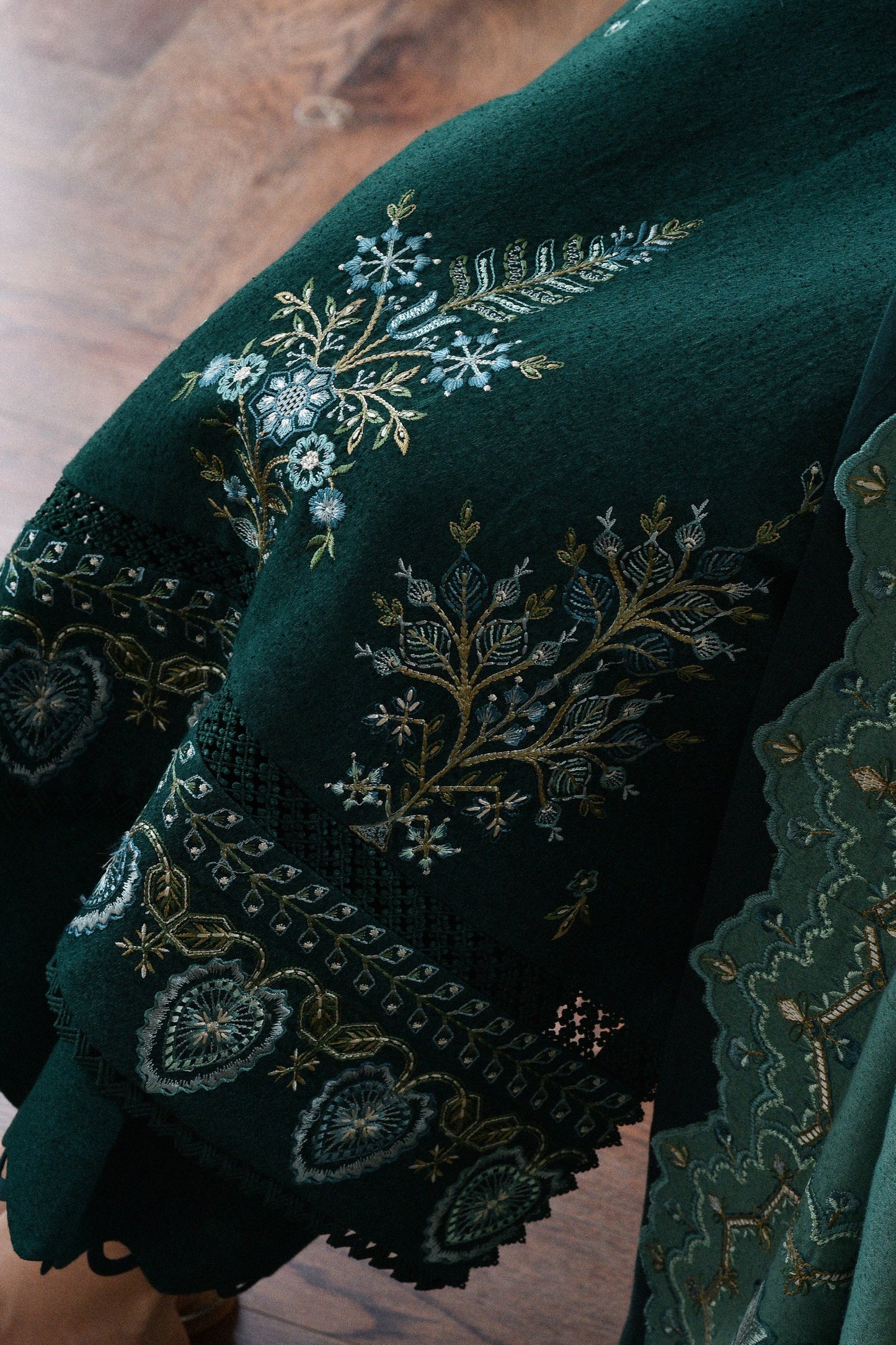 EMERALD GREEN LUXURY EMBROIDERED KARANDI SET (NEL-25623) | ZAIB