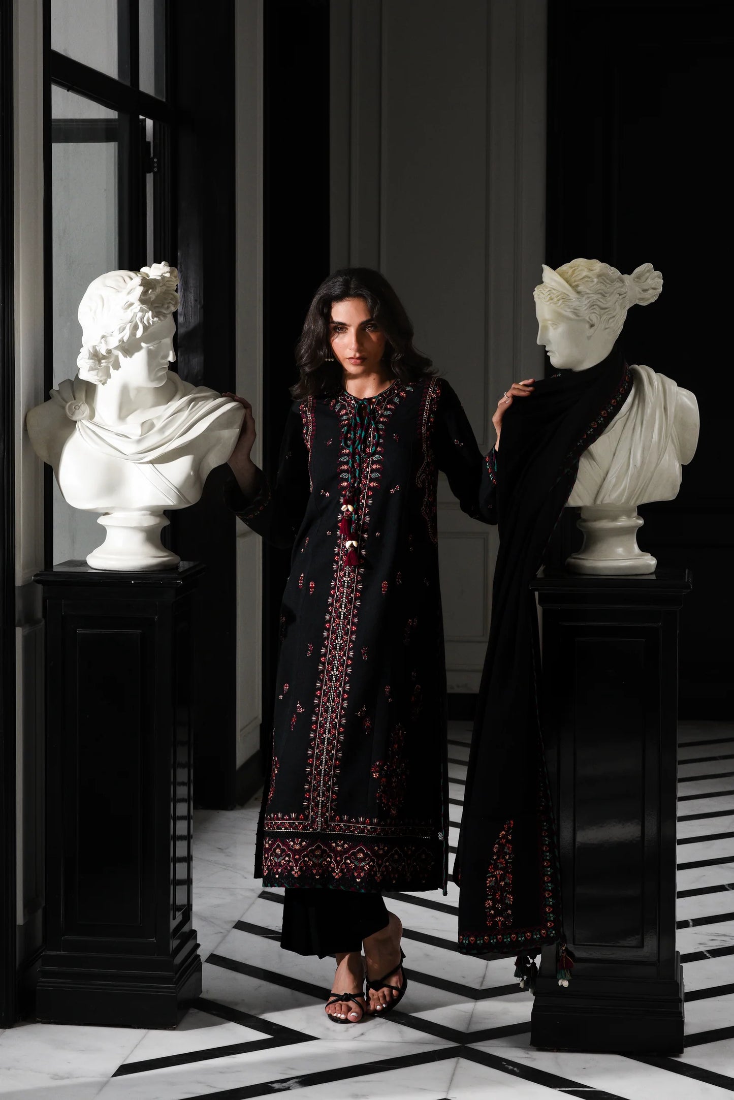 BLACK KASHMIRI LUXURY EMBROIDERED KARANDI SET (NEL-25624) | ZAIB