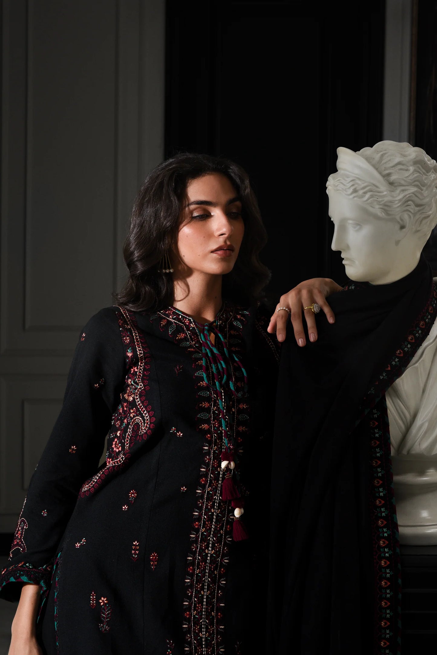BLACK KASHMIRI LUXURY EMBROIDERED KARANDI SET (NEL-25624) | ZAIB