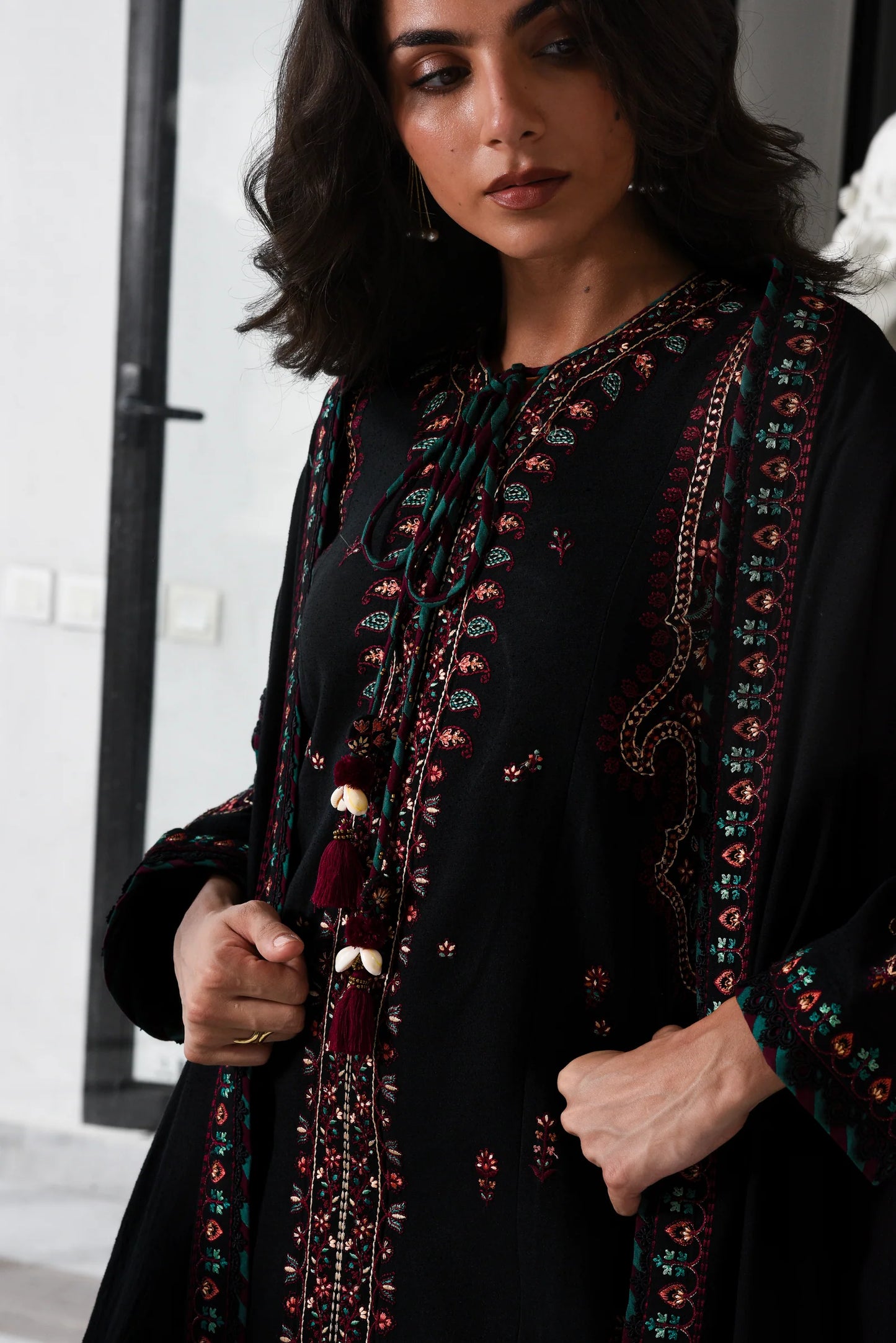 BLACK KASHMIRI LUXURY EMBROIDERED KARANDI SET (NEL-25624) | ZAIB