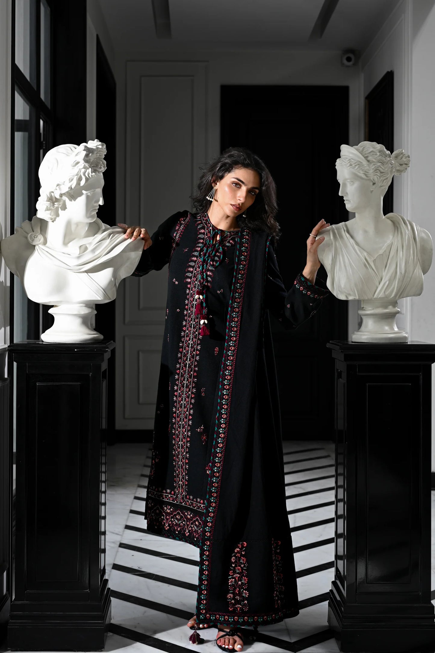 BLACK KASHMIRI LUXURY EMBROIDERED KARANDI SET (NEL-25624) | ZAIB