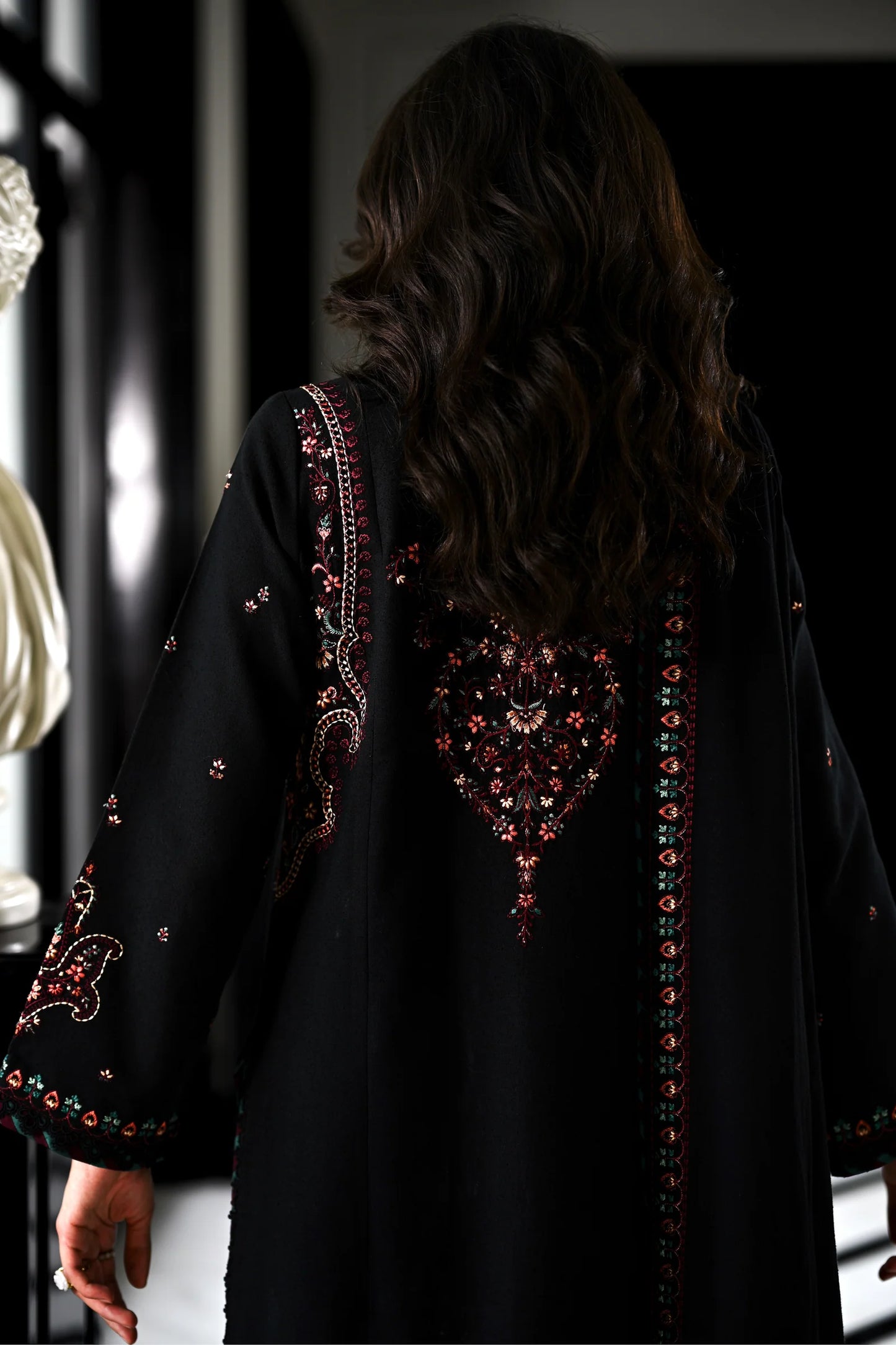 BLACK KASHMIRI LUXURY EMBROIDERED KARANDI SET (NEL-25624) | ZAIB