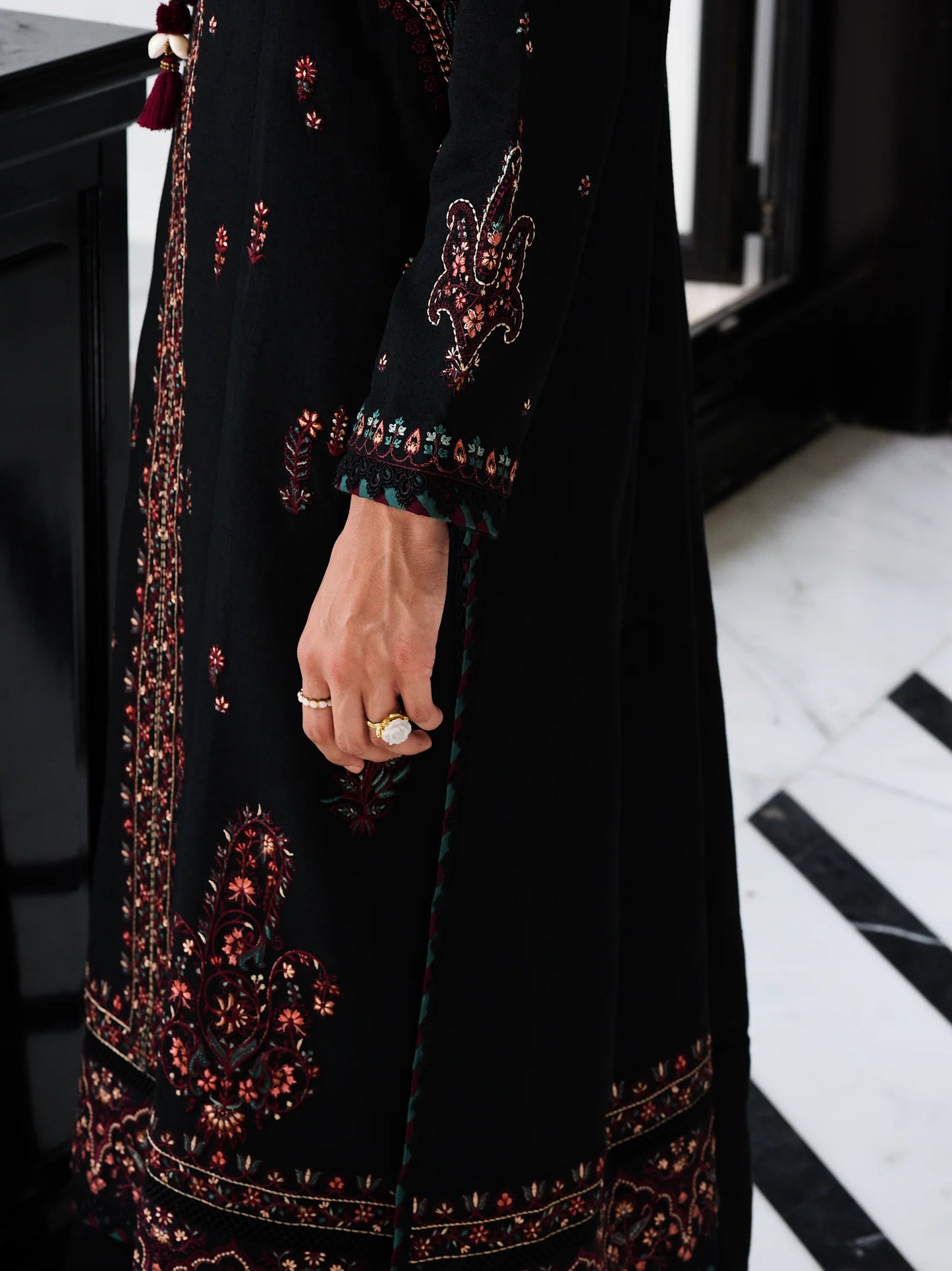 BLACK KASHMIRI LUXURY EMBROIDERED KARANDI SET (NEL-25624) | ZAIB