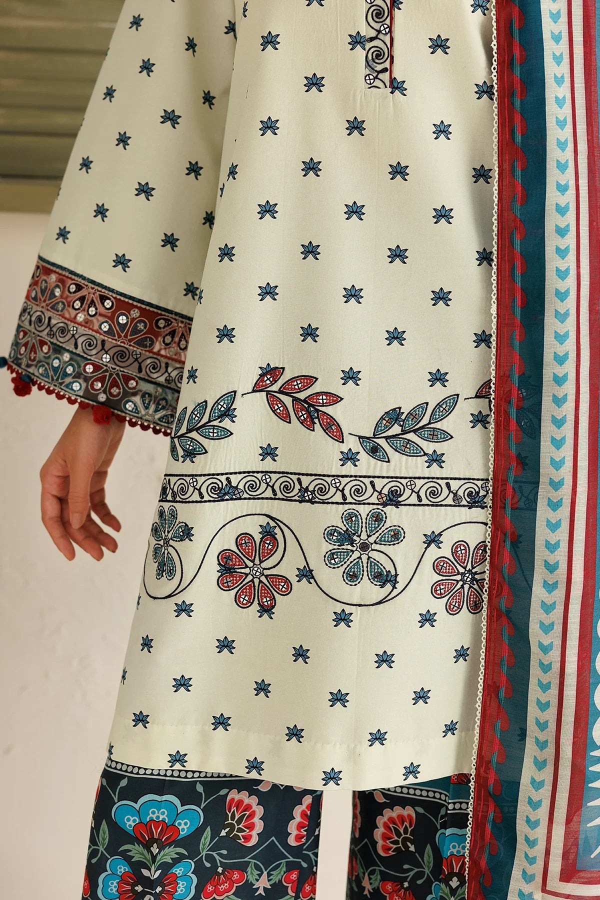 EMBROIDERED LAWN USE-9389 | New Arrivals | Jazmin