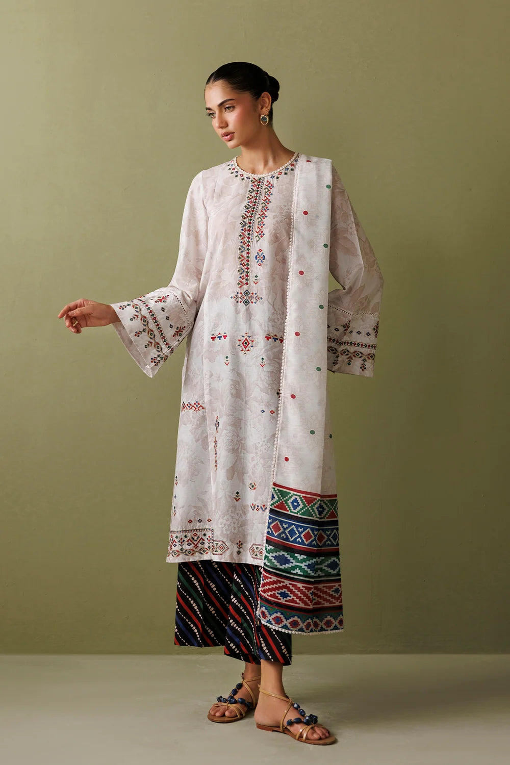 EMBROIDERED LAWN USE-9373 | New Arrivals | Jazmin
