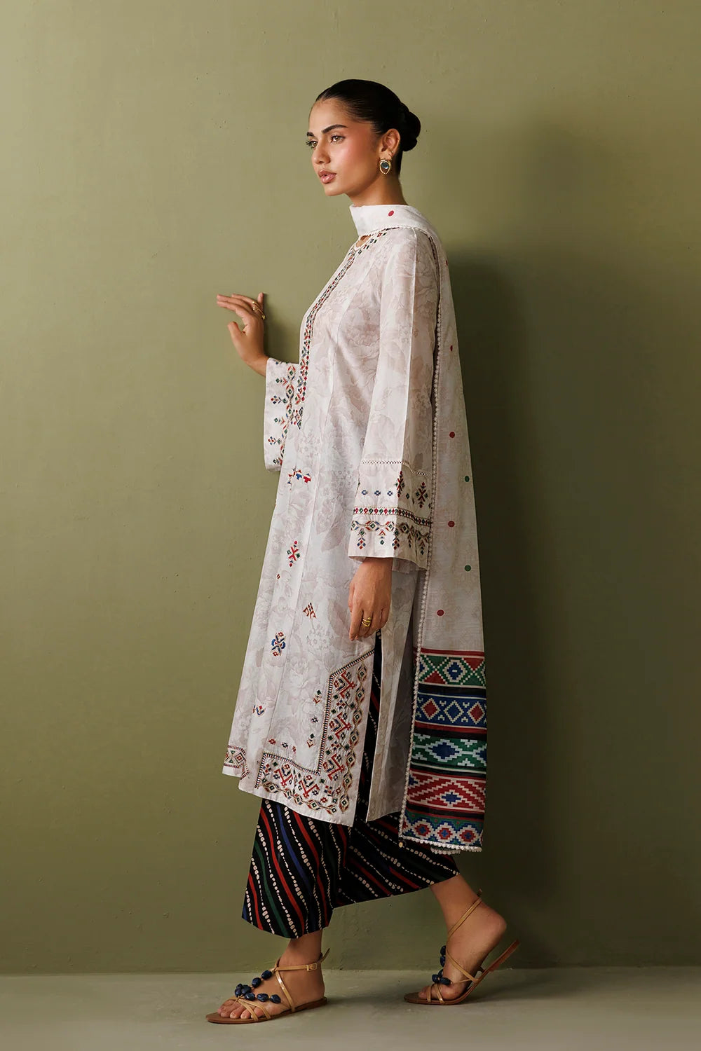 EMBROIDERED LAWN USE-9373 | New Arrivals | Jazmin