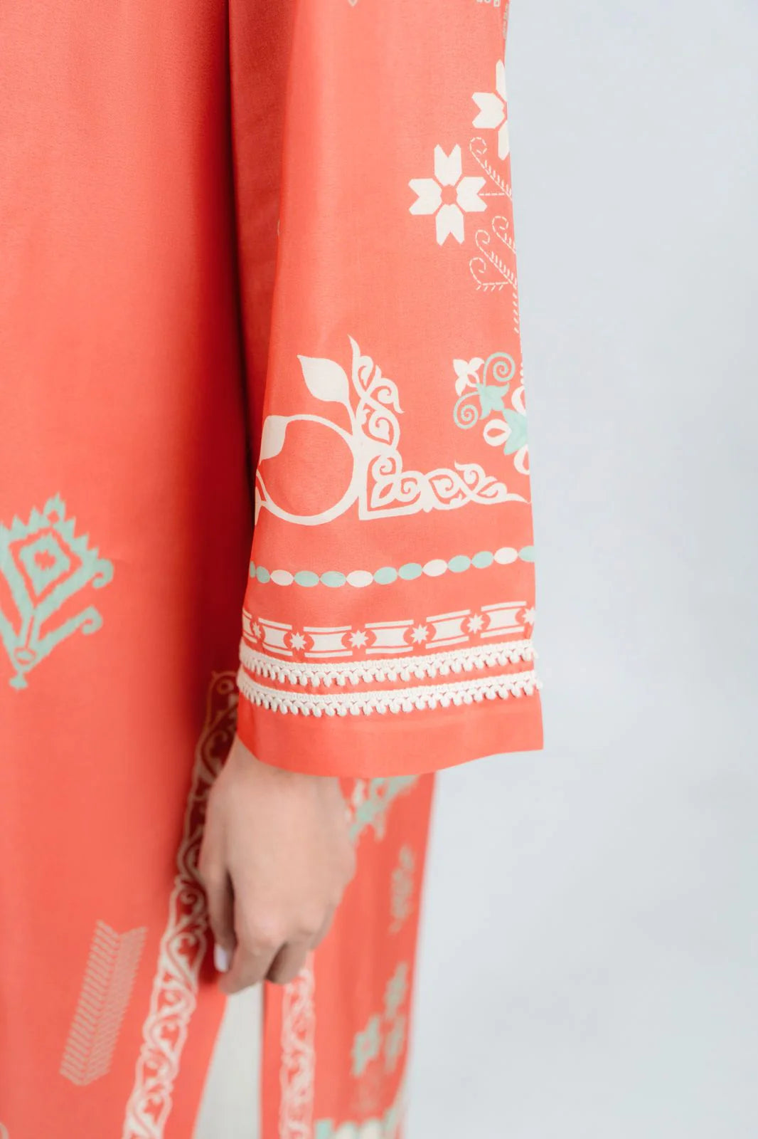 Dina (A) | BARAÉ KHANOM