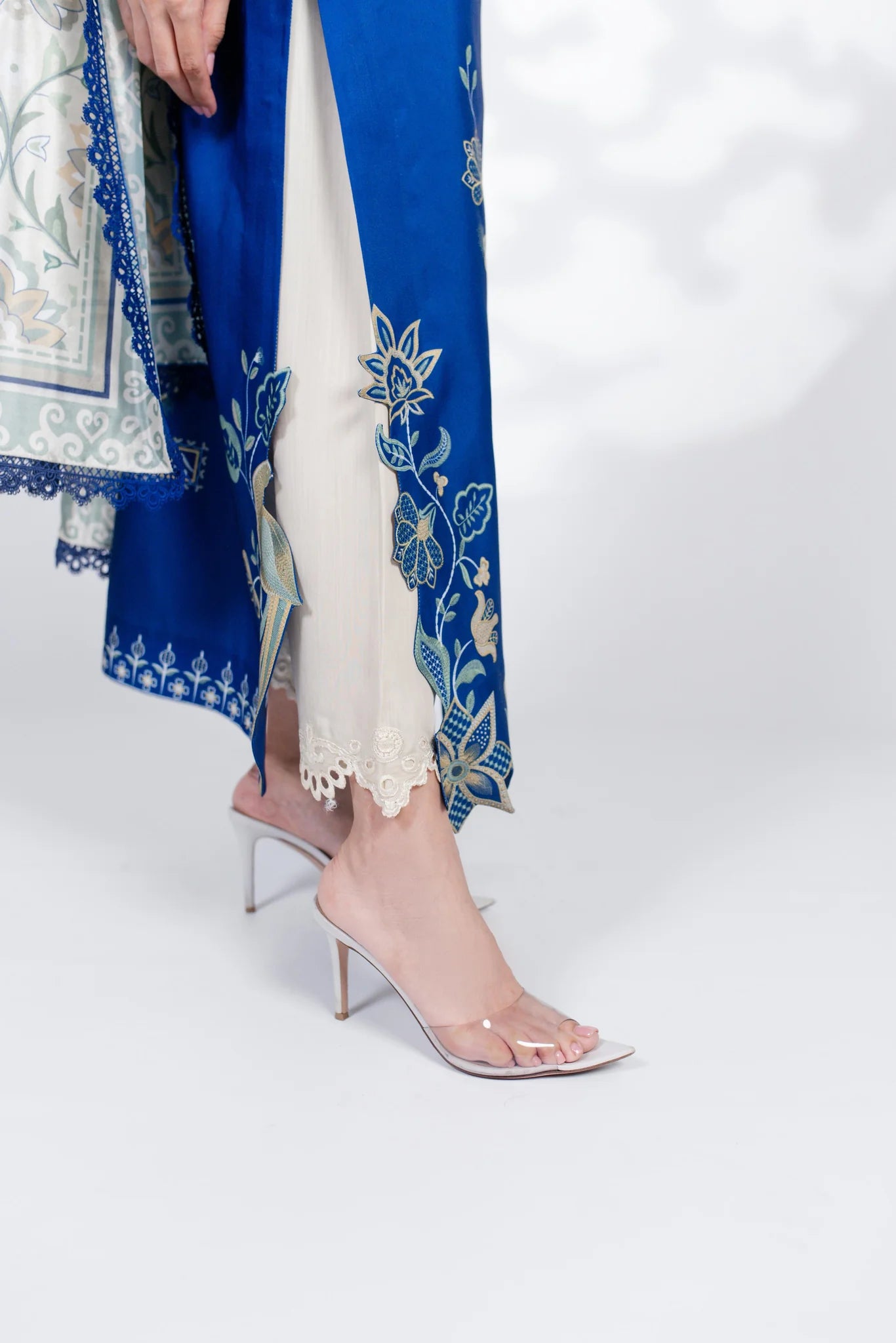 Dove (A) | BARAÉ KHANOM