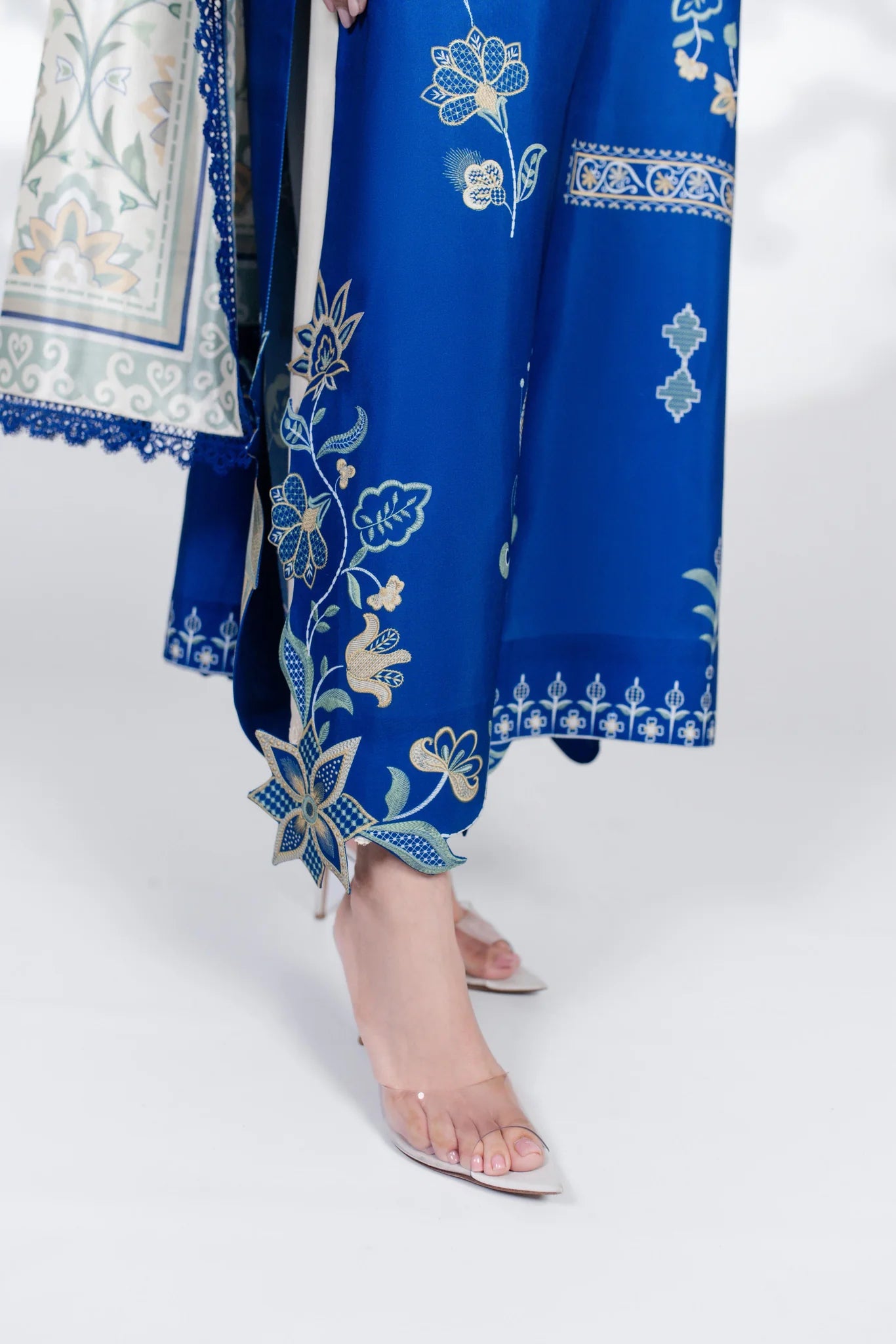 Dove (A) | BARAÉ KHANOM